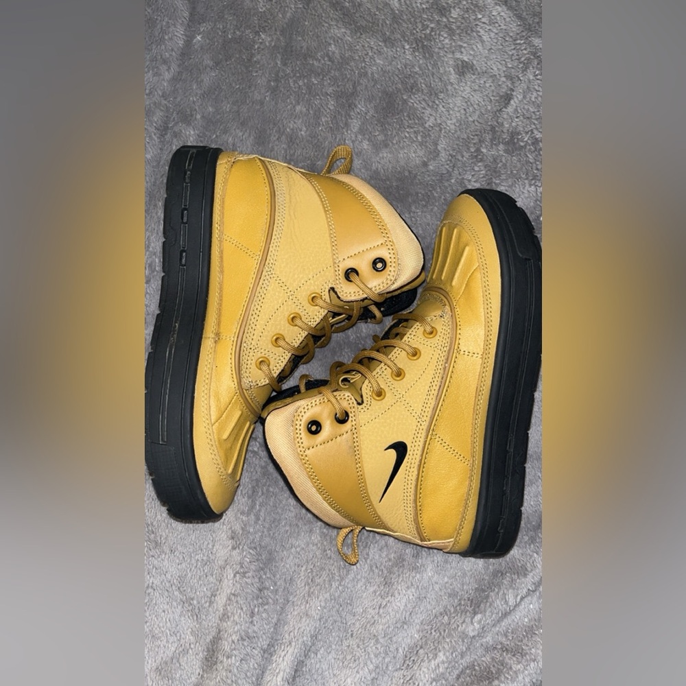 Nike wood side 2 boots 3.5y
